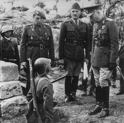 Maresalul Antonescu, in vizita pe front